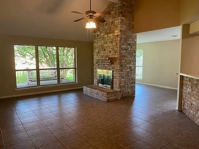 3 bed, 2.0 bath, 1480 sqft, $2,100 — Photo 2