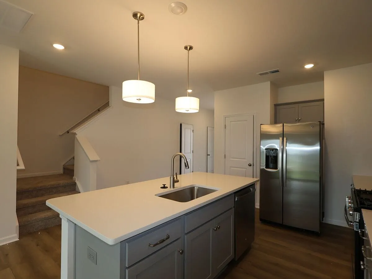 3 bed, 1666 sqft, $1,990 — Photo 4