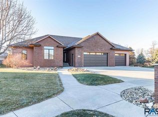 905 E Quail Run Cir, Sioux Falls, SD 57108