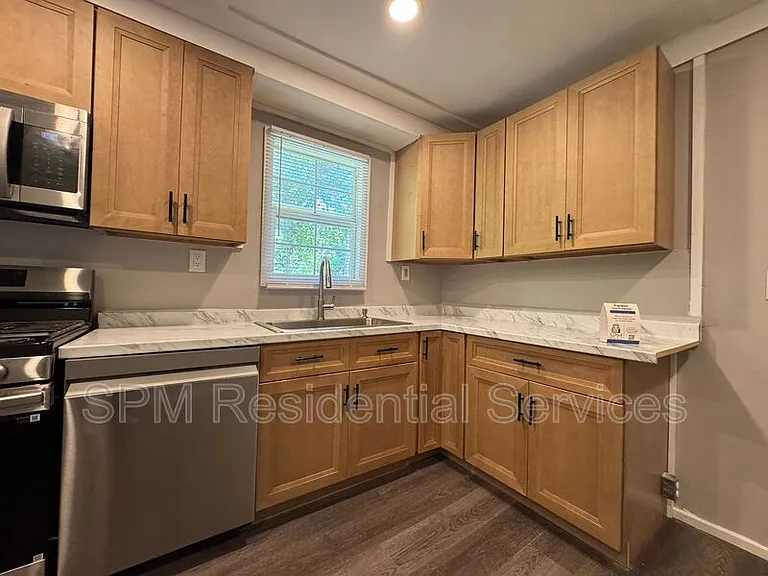 553 Manly Ave — Photo 11