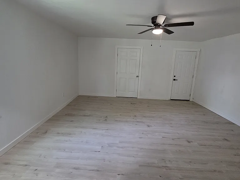 704 W Avenue B — Photo 26