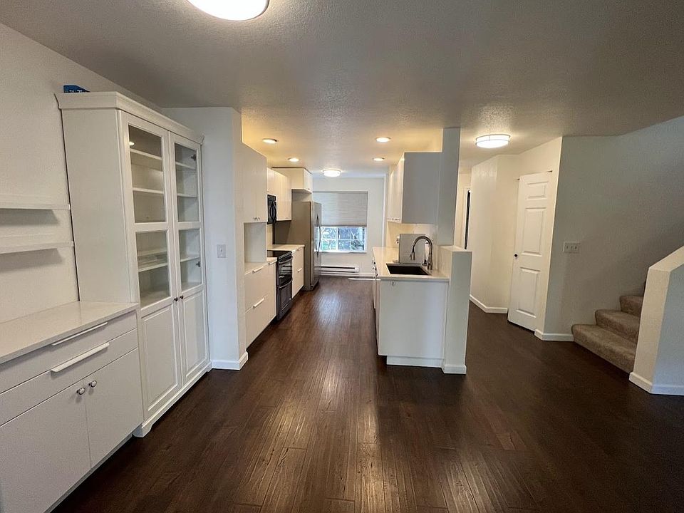 Dining room area (no wall between living room)