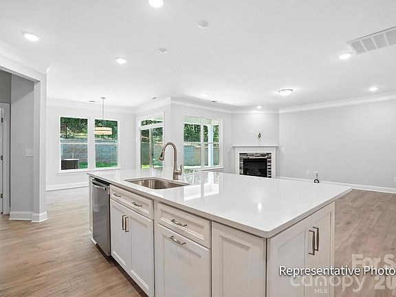 5th image of 525 Cambria St