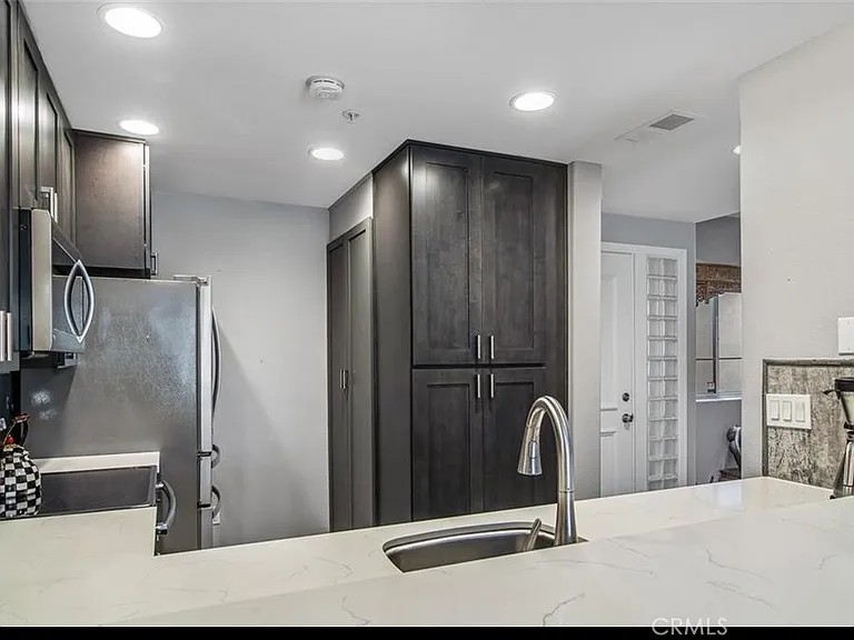 2233 Martin #201 — Photo 25