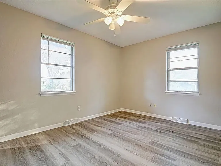 408 NE Lakeview Dr — Photo 18