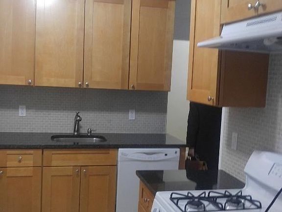 3rd image of 89-15 Parsons Blvd Unit 9G-W