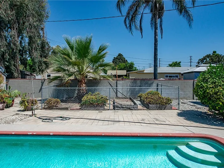2121 N Screenland Dr — Photo 26