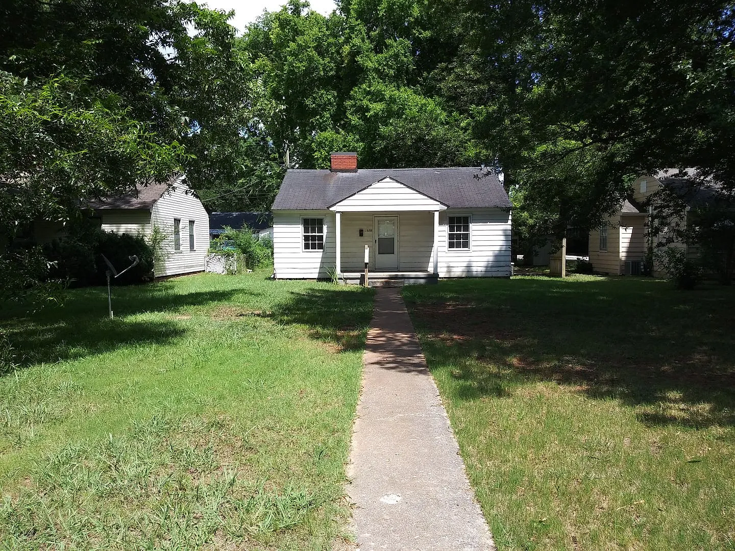 Take a look at this charming 2-bedroom, 1-bath home in desirable Southeast Decatur! — Photo 1