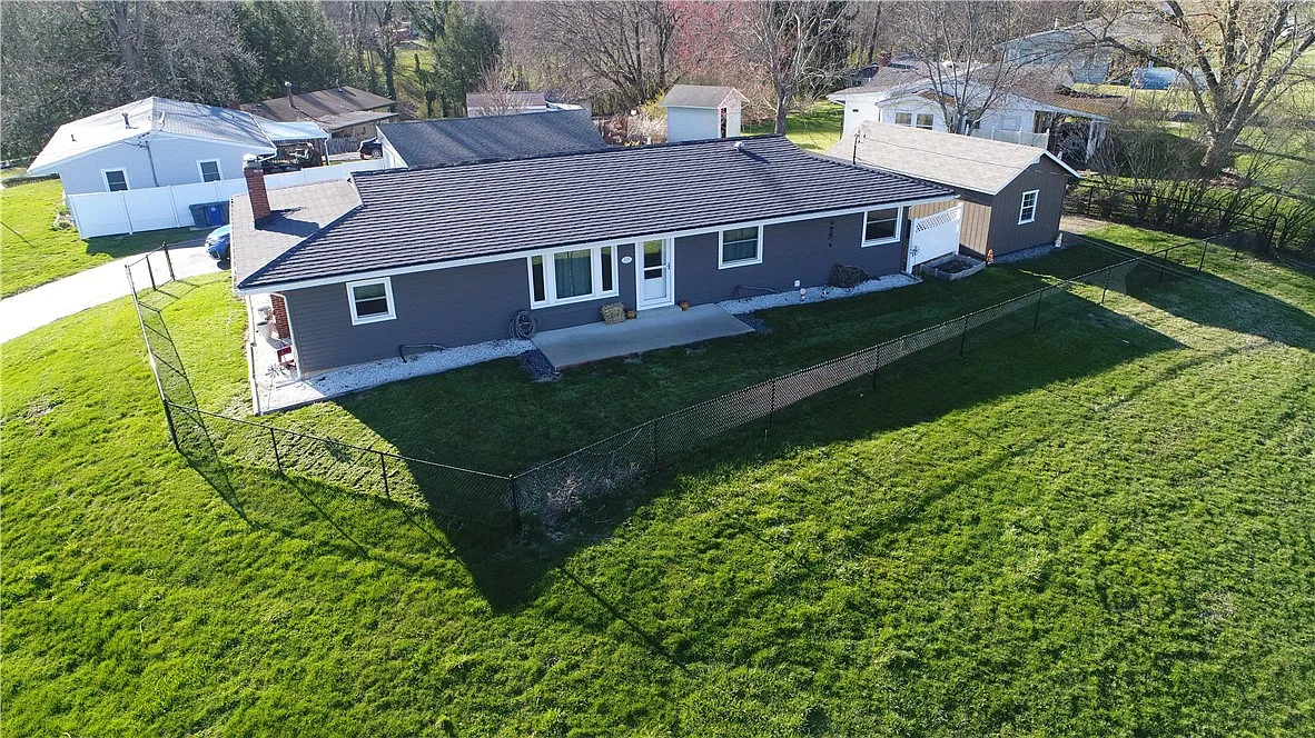 105 Meadowbrook Dr photo 1