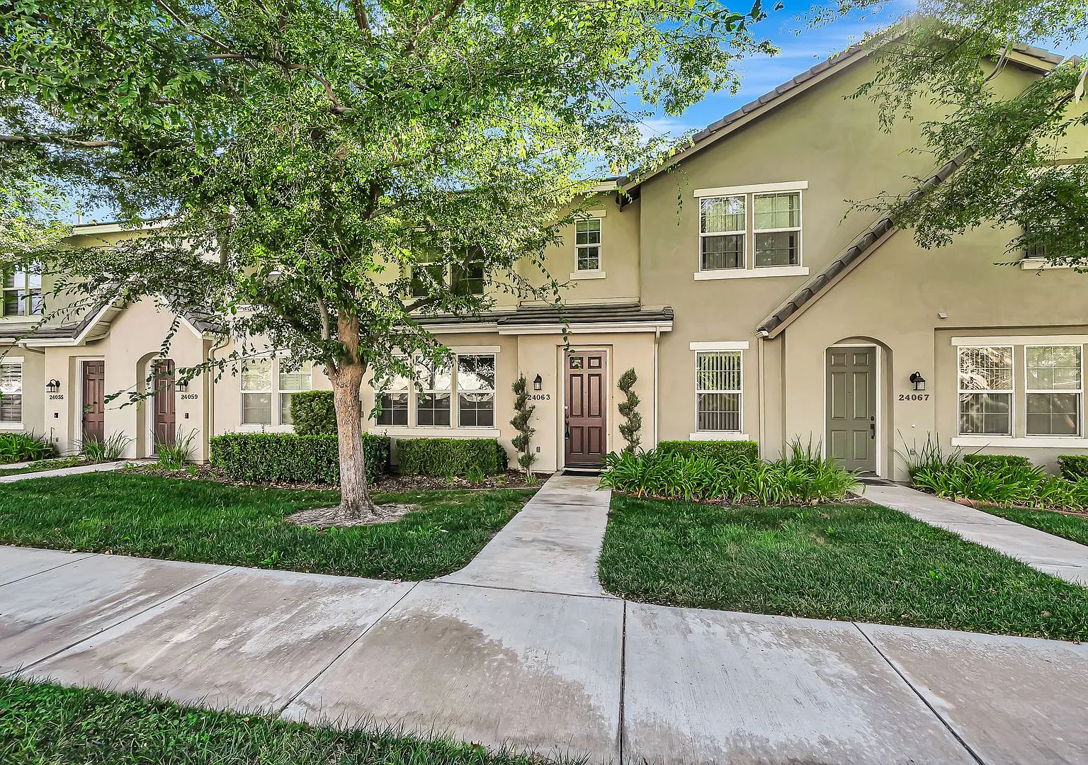 Stunning 3 Bed Townhome in Valencia — Photo 2