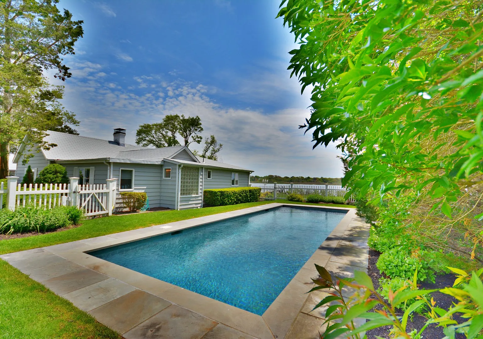 Southampton WaterFront Cottage Pool & Dock — Photo 4