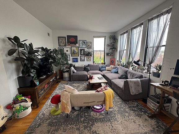 3rd image of 3458 N Southport Ave