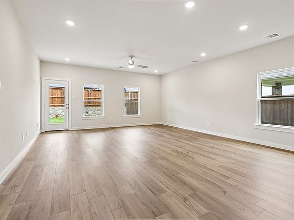4th image of 735 Carson Dr