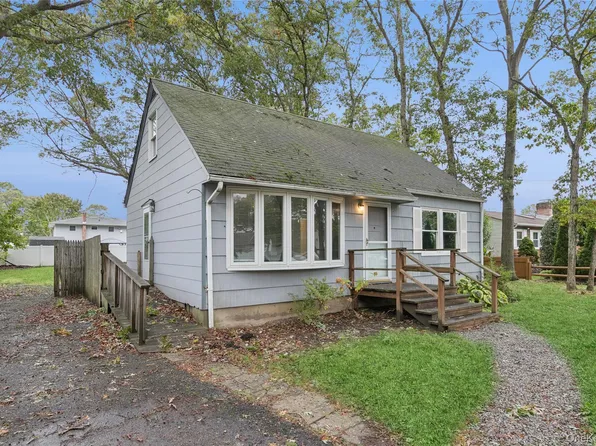 15 Poncho Drive, Mastic, NY 11950