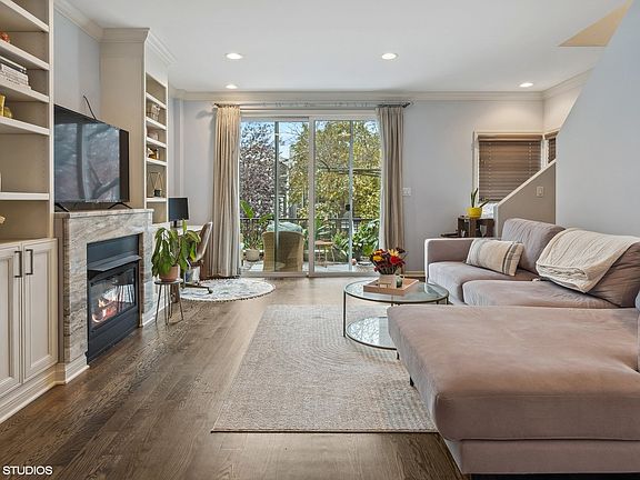 2nd image of 1833 W Oakdale Ave Unit I