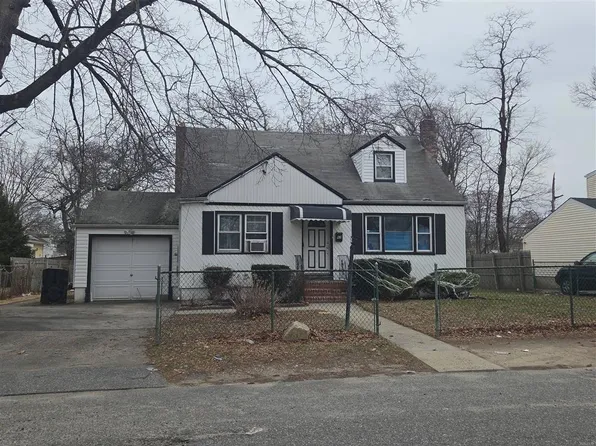 67 N 16th St, Wheatley Heights, NY 11798