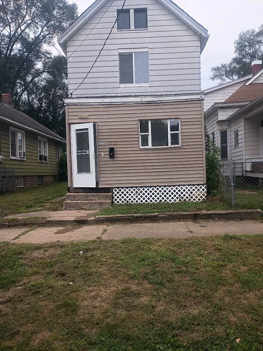3 bed, 1296 sqft, $1,000 — Photo 2