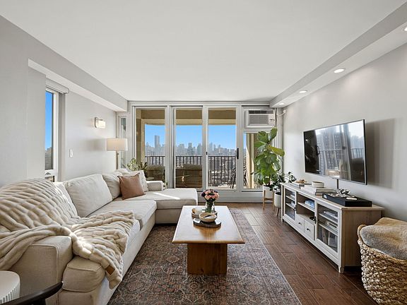 4th image of 1960 N Lincoln Park W APT 2709