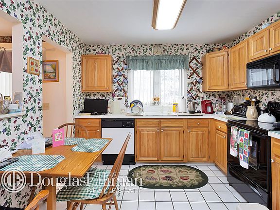 2nd image of 4905 Applewood Cir