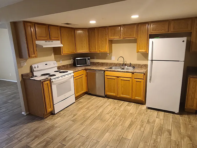 1140 E Curry Rd #B — Photo 7