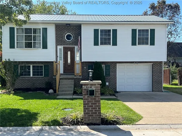 113 Hampton Ln, Hurricane, WV 25526