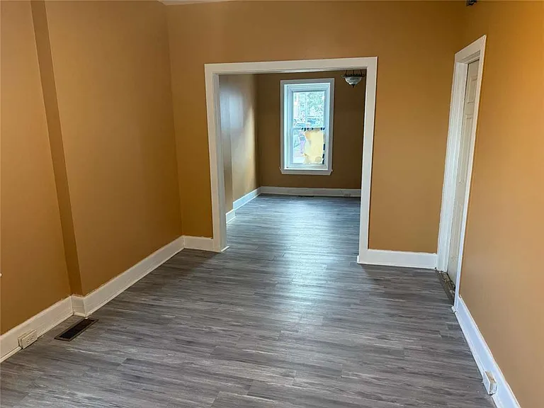 917 Center St — Photo 14