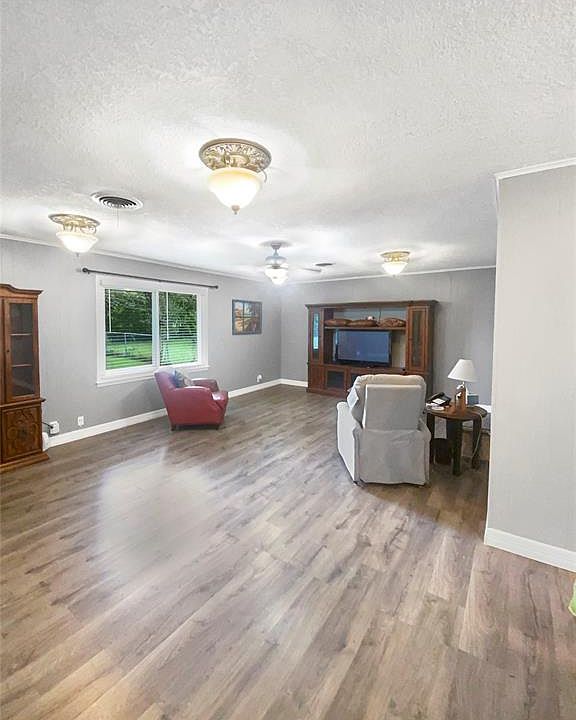 1st image of 309 Oak Dr
