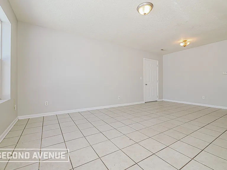 2833 Kensington Ave — Photo 7