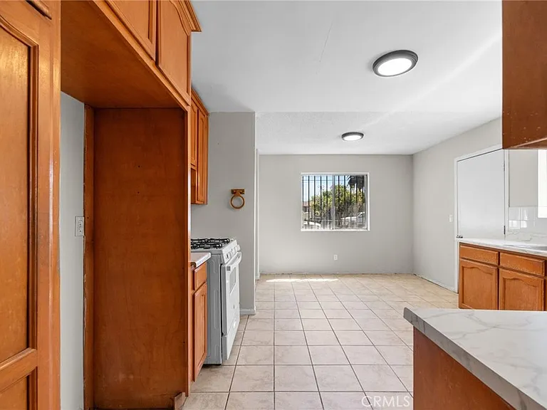 207 E Flora St — Photo 14