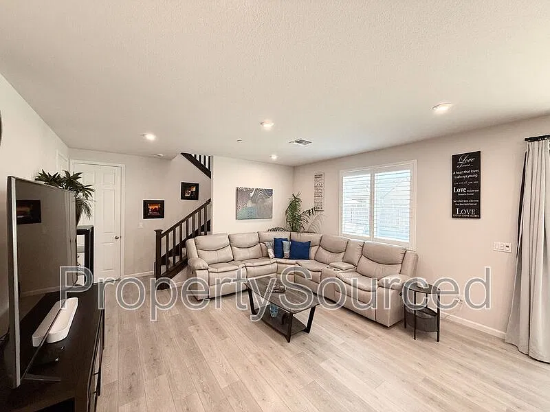4 bed, 3.0 bath, 1875 sqft, $2,995 — Photo 4