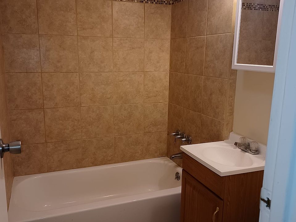 616 Montclair St unit 5 one bedroom apartment (section 8 ok)