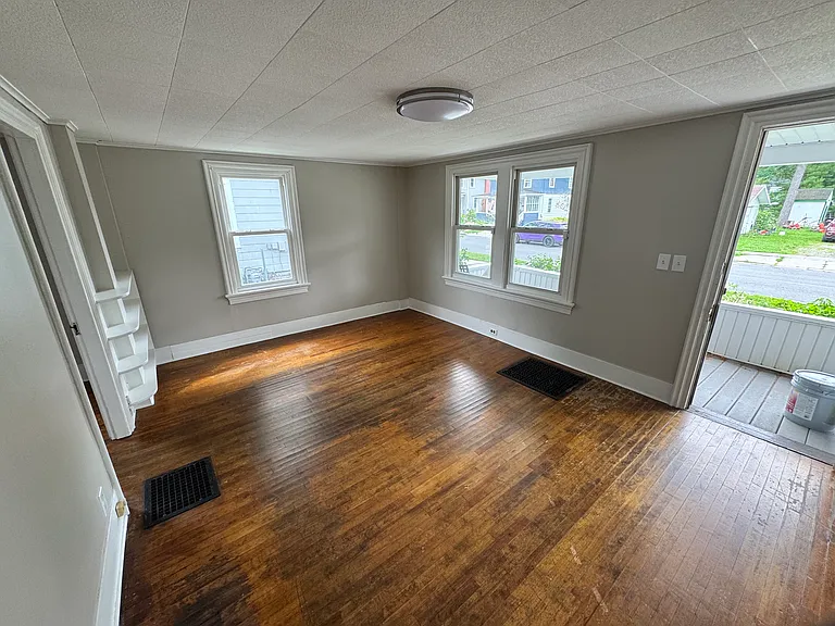 432 W Ten Eyck St — Photo 2