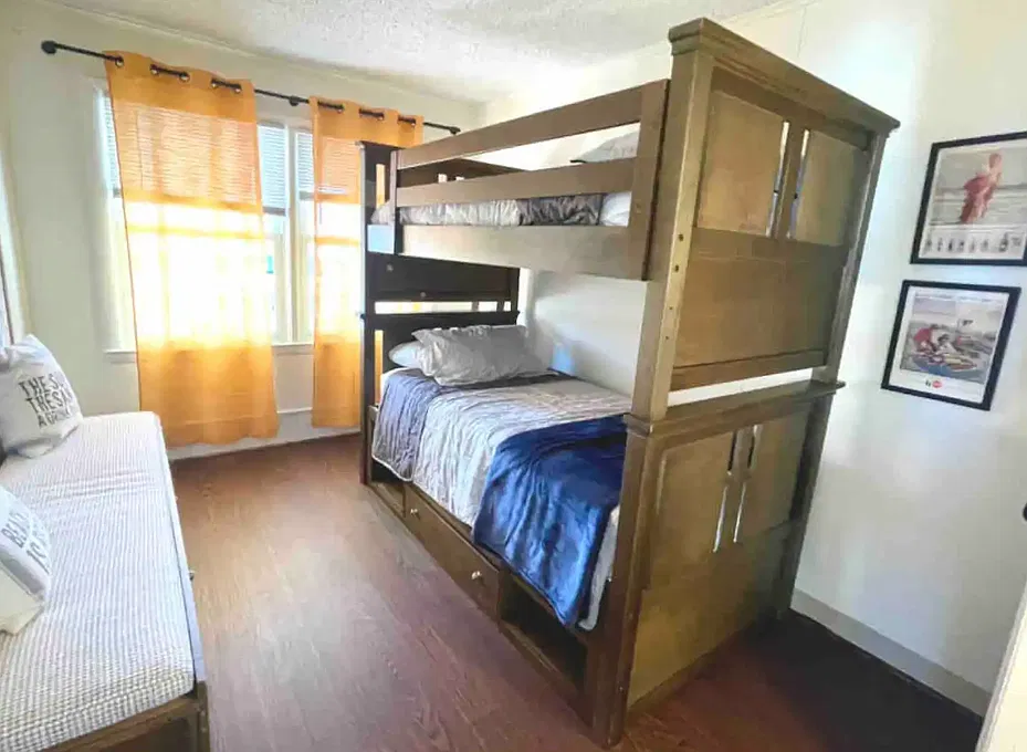 2 bed, 1.5 bath, 594 sqft, $1,300 — Photo 4