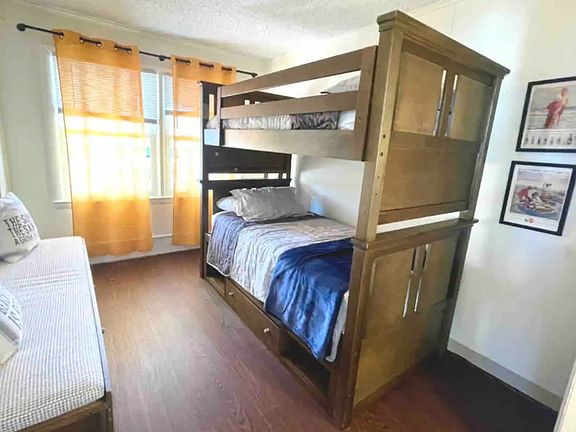2nd Bedroom w/ bunk beds
