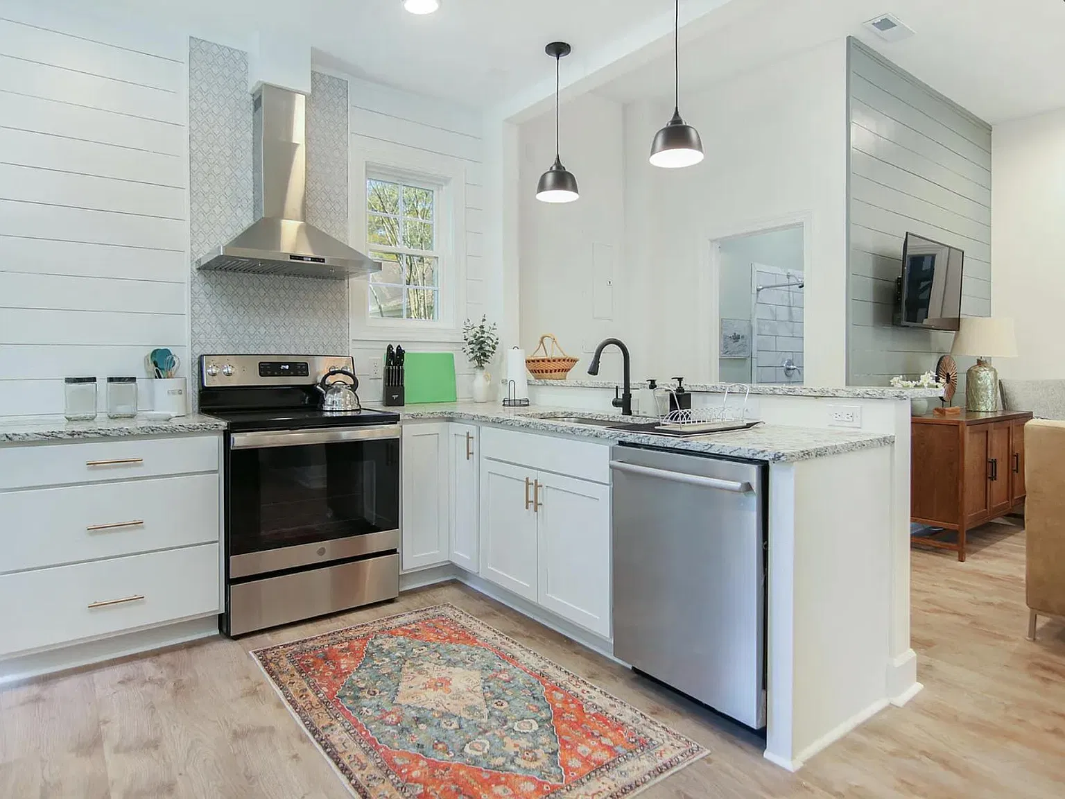 3 bed, 1300 sqft, $3,400 — Photo 3