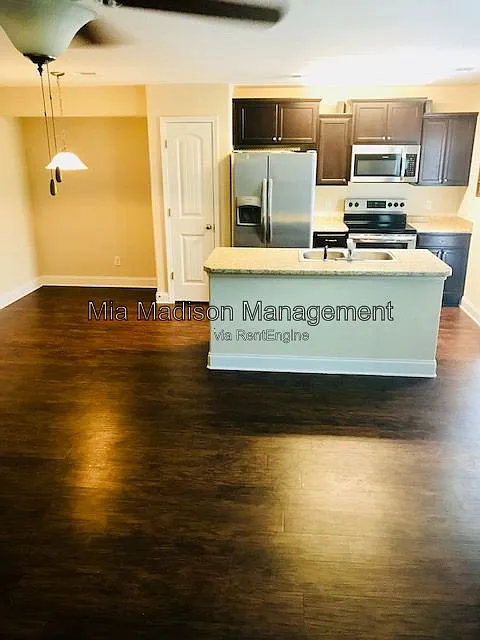 3 bed, 2.0 bath, 1531 sqft, $1,900 — Photo 3