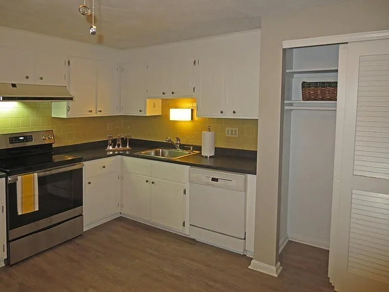 52 Swanson Ct — Photo 2