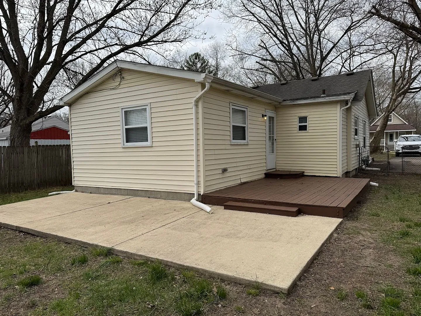 3 bedroom 1 bathroom ranch with fenced backyard — Photo 2