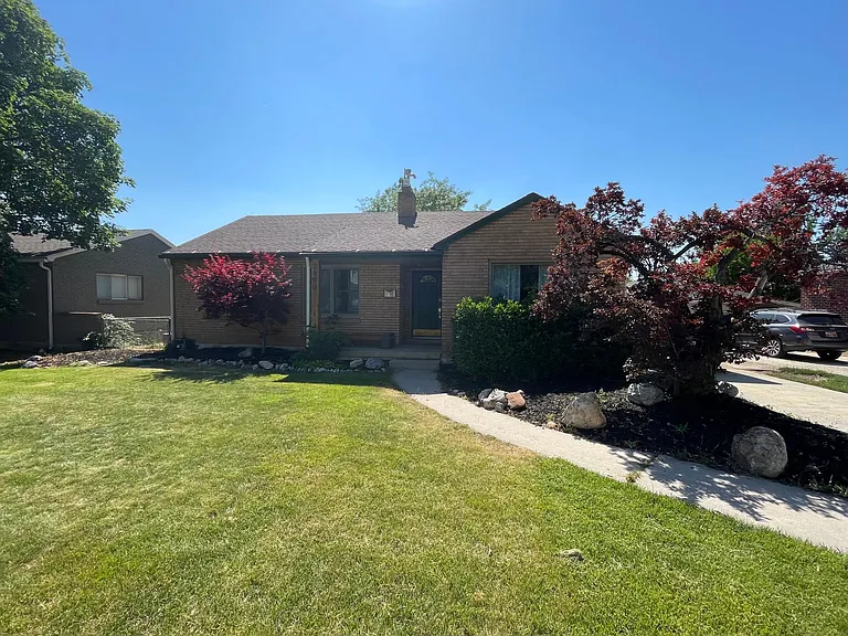 2900 S Kenwood St — Photo 1