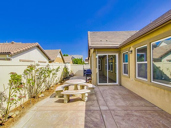 4th image of 16096 Begonia Ave