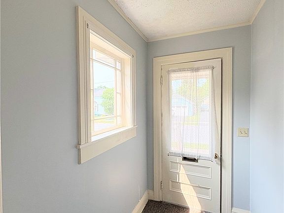 3rd image of 365 W Lynde St