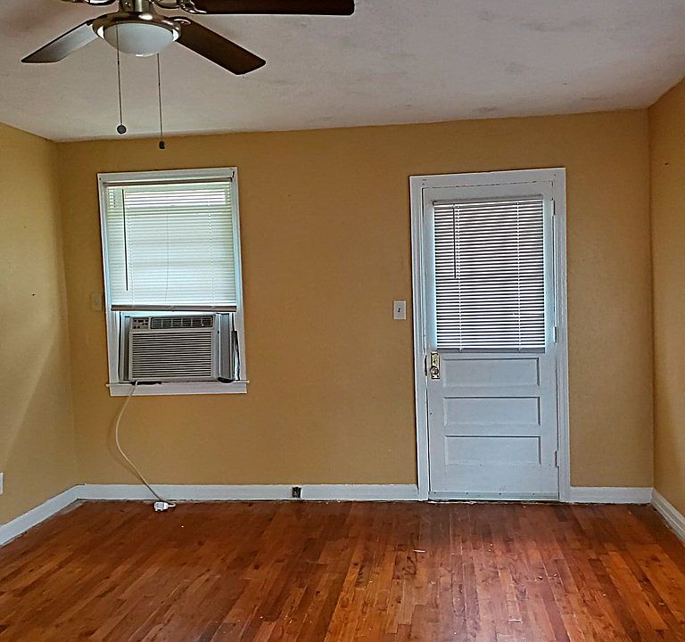 2nd image of 3113 Drake St