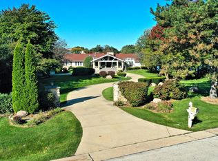 12 Lochinvar Ln, Oak Brook, IL 60523