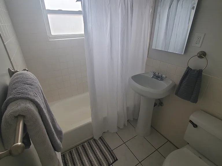 130 Roycroft — Photo 28