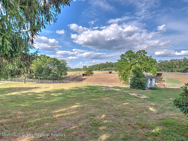 284 Millstone Rd — Photo 7