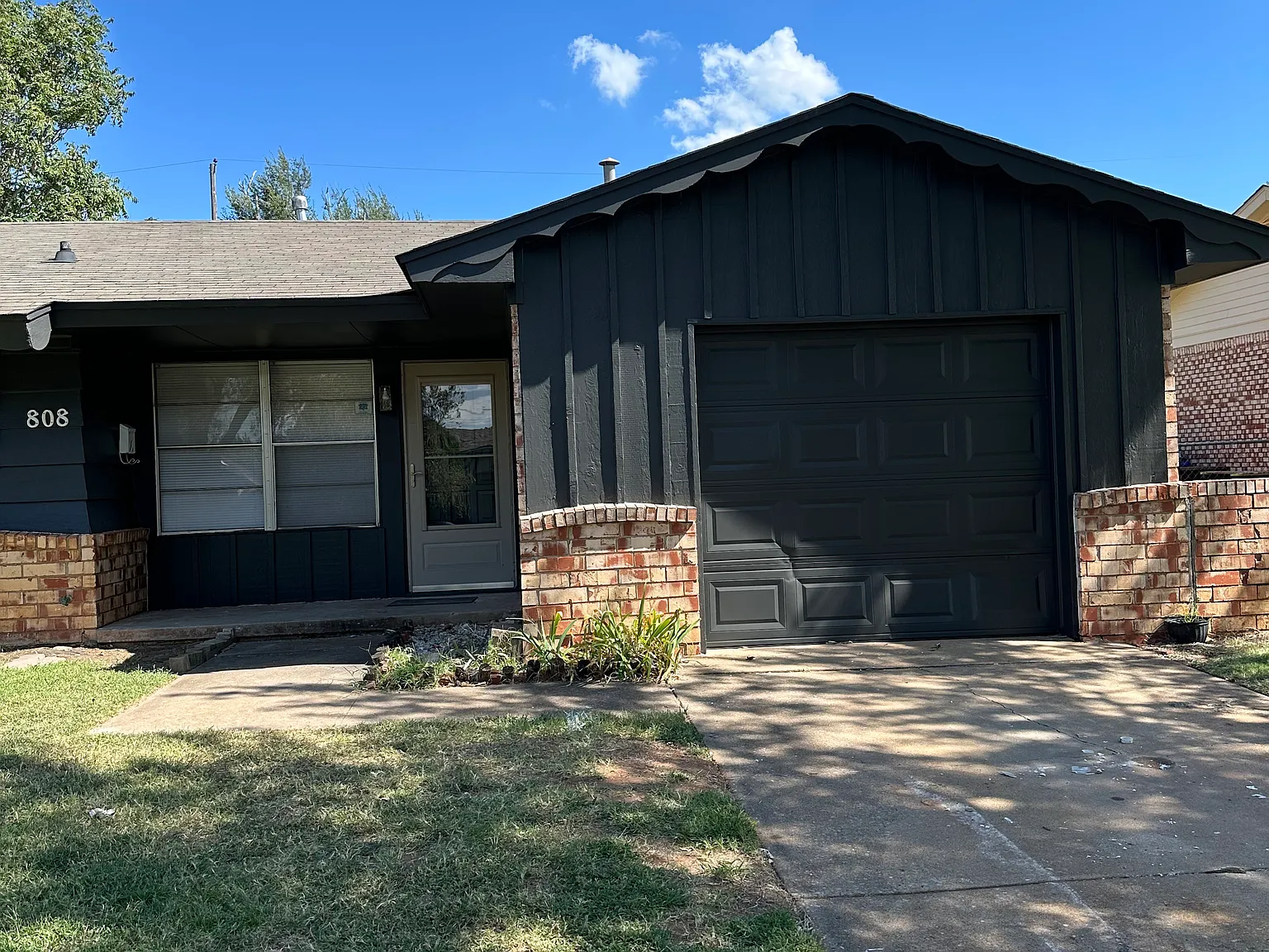 808 Hedge Dr — Photo 2