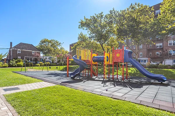 Sold by Daniel Gale Sotheby's International Realty | media 34