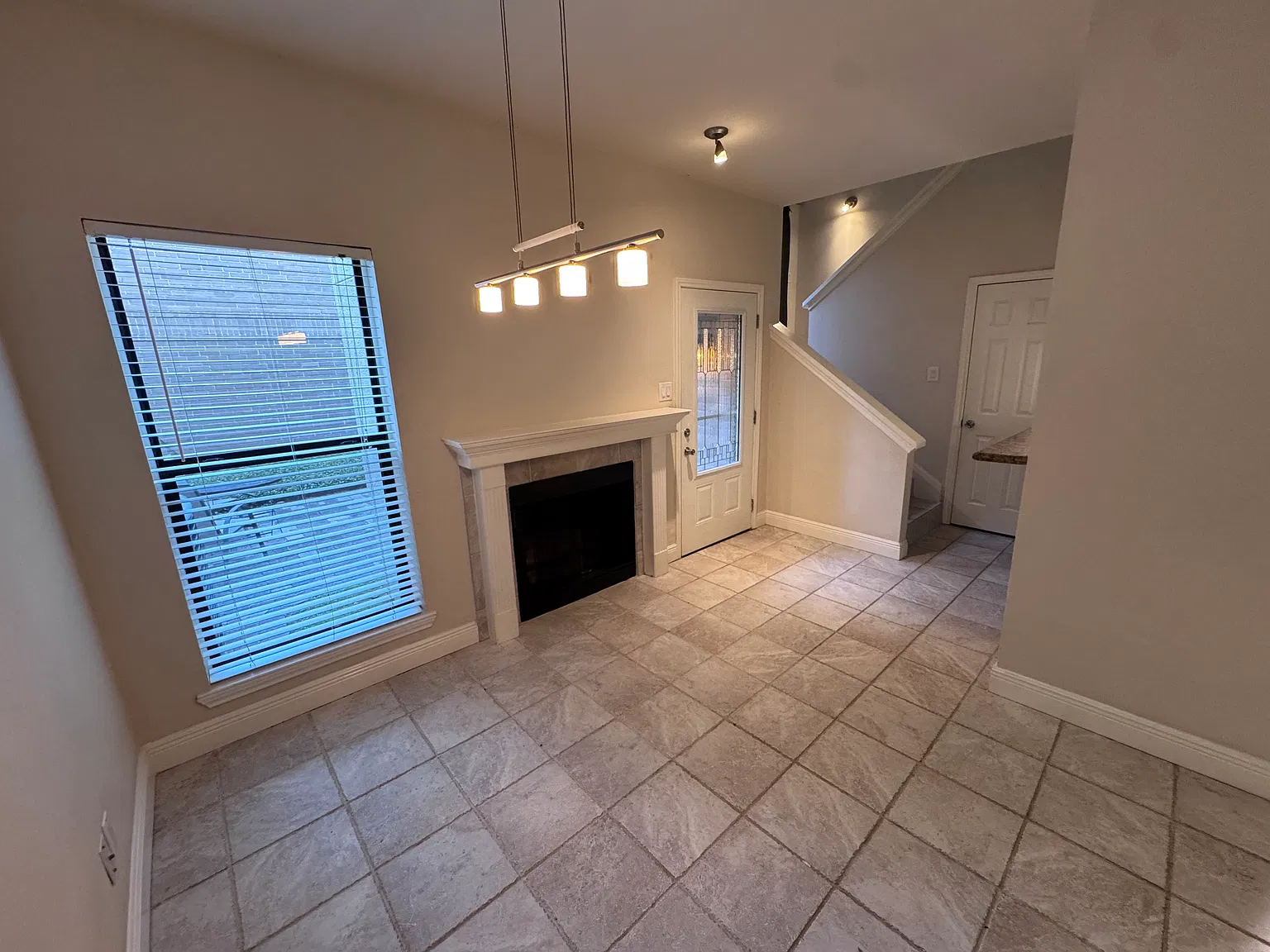 2 bed, 1.5 bath, 1332 sqft, $2,091 — Photo 4