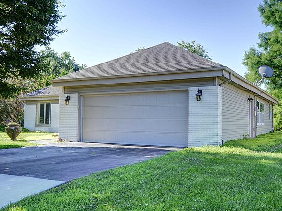 2nd image of 1925 Riverview Dr