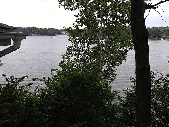 4th image of 827 Lake Holiday Dr